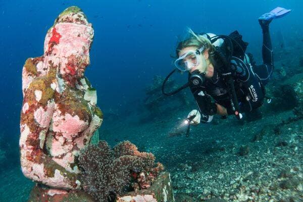 Scuba diving to see the underwater Buddha near Nusa Penida