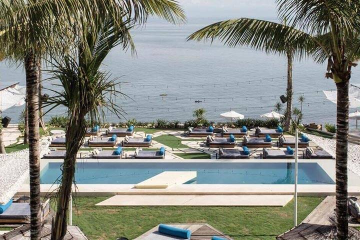 View of swimming pool overlooking ocean at Ulu Cliffhouse, Bali