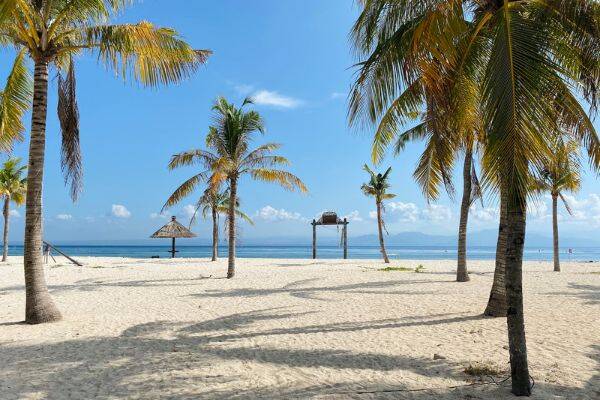 White sand and a hut in the distance at Jungut Batu Beach in Nusa Lembongan, near Bali by Dennis van Dalen