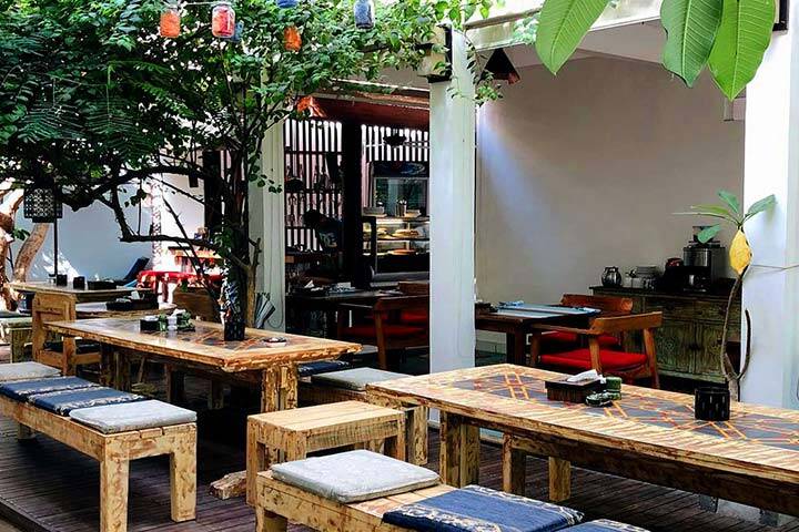 Indoor dining tables and chairs at Jali Kitchen Gili Trawangan, Bali