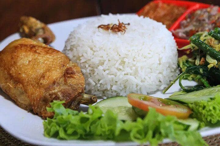 Freshly cooked chicken, rice and salad served at BTM restaurant Nusa Penida, Bali