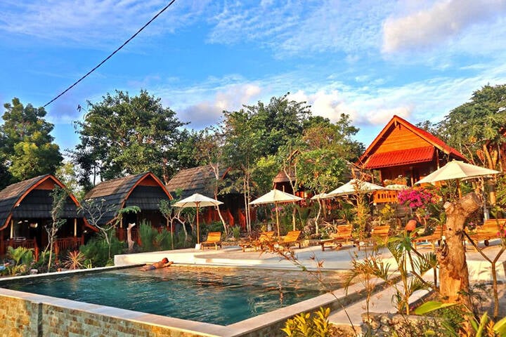 Lush greenery surrounding swimming pool at Sunset Hill Cottages Nusa Penida, Bali