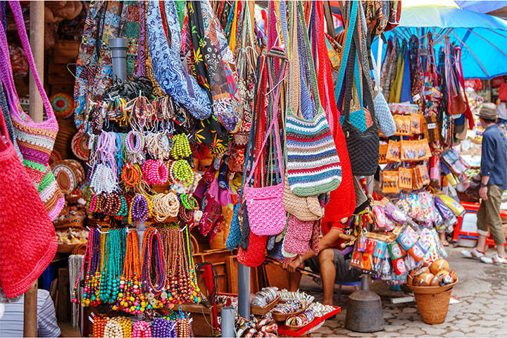 Colourful bags, bracelets and souvenirs at the Ubud Art Market