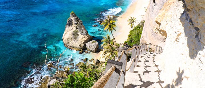 Ocean blue and Stairway to Heaven at Diamond beach in Nusa penida island, Bali in Indonesia.