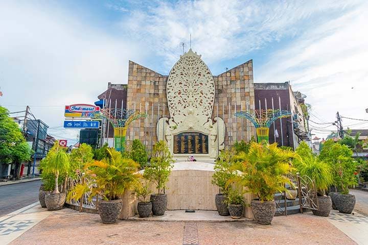 Traveller paying respects at Bali bomb memorial, Kuta