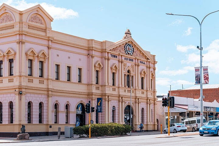 Heritage building on street in Kalgoorlie