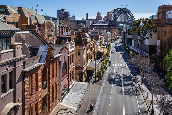 View of George Street in the Rocks, the historic district of Sydney. In the background, the harbour Bridge. 