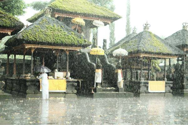 Heavy rainfall at a temple in Bali by Aditya Nara