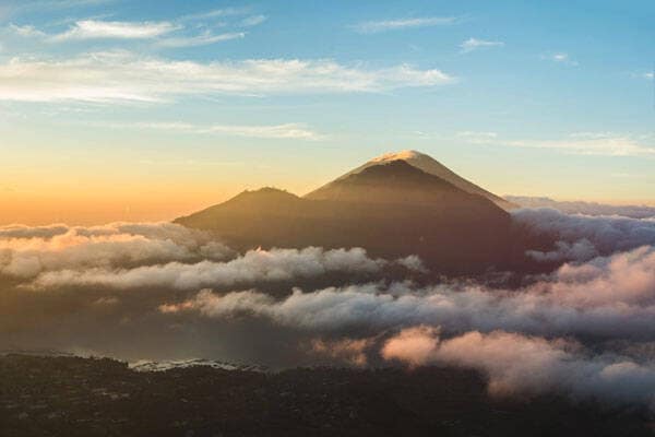 Sunrise on a clear day with some clouds at Mount Batur by Hugo Villegas