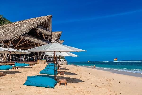 Sun umbrella and lounges on the sand at Sundays Beach Club, Bali