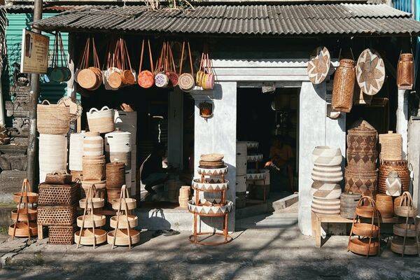 Wicker baskets and handbags at a market shop in Ubud by Daryl Han