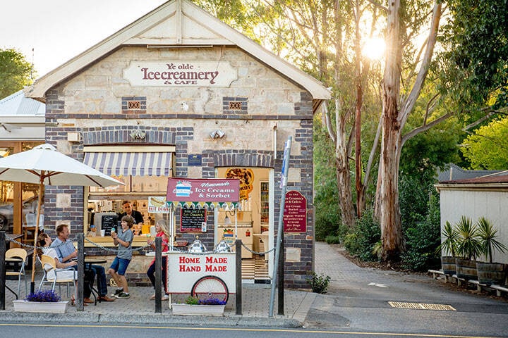 Ye Olde Icecreamery & Cafe on Main Street in Hanhdorf