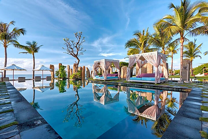 Beach cabanas and day beds at the pool of The Royal Purnama in the Gianyar area