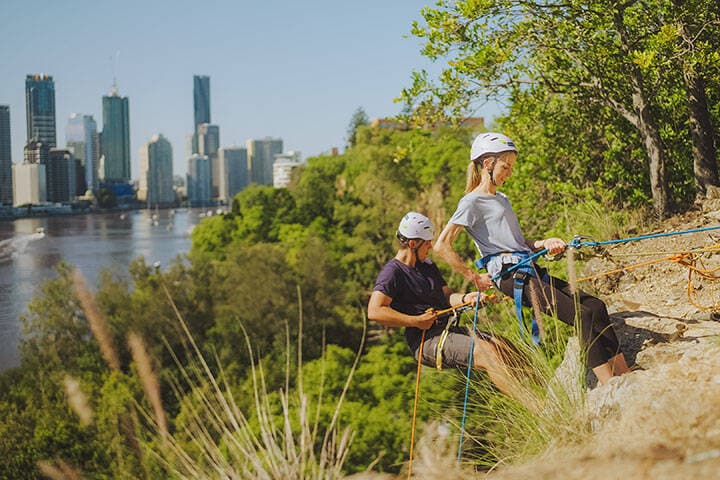 Couple abseiling down Kangaroo Point Cliffs