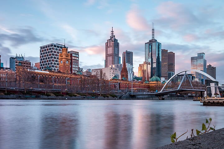 The view to the Flinders Street Station from the Southbank Promenade beside the Yarra River in Melbourne, Victoria, Australia. 