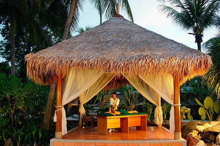 Outdoor massage in Fiji