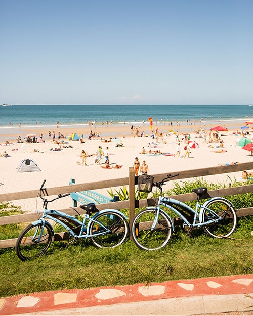 Crowds enjoying a hot day at Main Beach, Byron Bay. Credit: Destination NSW